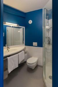 Hotels ibis Budget Millau Viaduc : Chambre Familiale avec 1 Lit Double et 2 Lits Simples