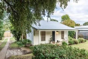 Myrtle Creek Cottage - Whitfield