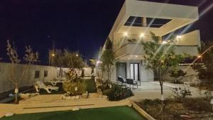 Chalet con piscina y jardín, no fumadores ni fiestas