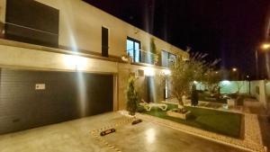 Chalet con piscina y jardín, no fumadores ni fiestas