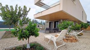 Chalet con piscina y jardín, no fumadores ni fiestas