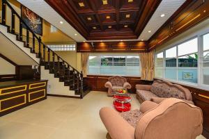 Unique&Nice 7BD pool villa in heart Nanai Patong