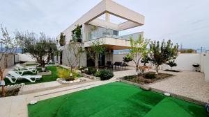 Chalet con piscina y jardín, no fumadores ni fiestas