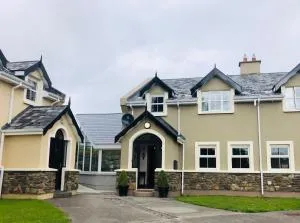 3 bedroomed house minutes' walk from Kenmare town - Cappamore