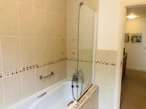 3 bedroom home with free wifi close to Kenmare town