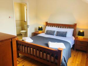 Modern bright detached home just a short stroll from town