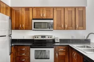 Studio City 1BR w Gym Lounge WD nr WF TJ LAX-573