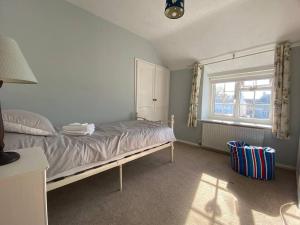 3 Bed Cottage - Sleeps 5 - Pets - Parking - Wifi