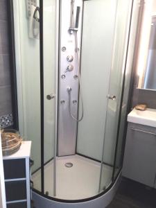 Appartements HERM'S Petite maison atypique et cour privative - : photos des chambres