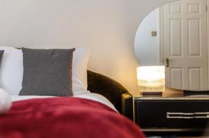 Large 3 Bed Apartment in London Kensington Gardens