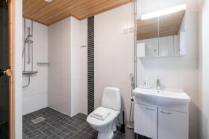 Top Floor 1BR Apartment in Tampella with Free Parking, Sauna & Balcony