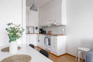 Top Floor 1BR Apartment in Tampella with Free Parking, Sauna & Balcony