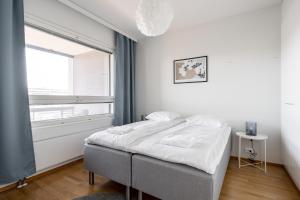 Top Floor 1BR Apartment in Tampella with Free Parking, Sauna & Balcony
