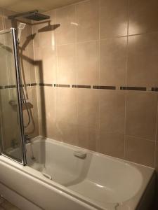 Gardenside, free private parking included, Bowness
