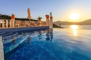 Lux Ketchy Villa , Heatable Infinity pool , Wifi , Sunset in Kalkan