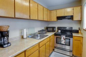 Sunriver Vacation Rental with Community Hot Tub!