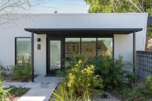 Eco-friendly 2-bedroom Apartment - 80 Walkscore!