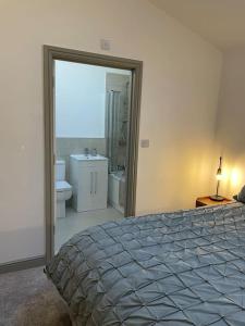 Smithy Bungalow, free private parking included, Buxton