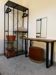 Smithy Bungalow, free private parking included, Buxton