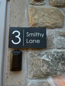 Smithy Bungalow, free private parking included, Buxton