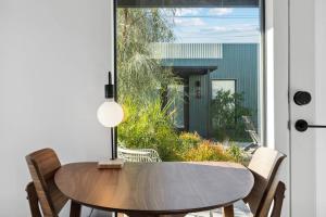 Unique Design 2-bedroom Apartment - 80 Walkscore!