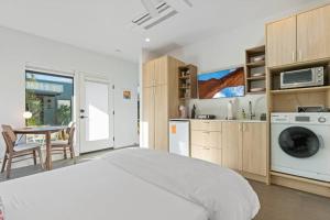 Unique Design 2-bedroom Apartment - 80 Walkscore!