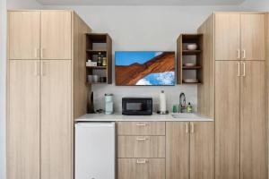 Modern 2-bedroom Apartment - 80 Walkscore!