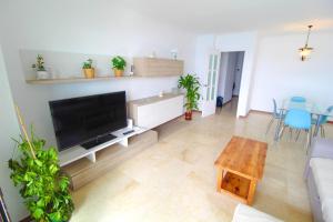 Very lightful apartment. Incredible sea views. Big terrace, Swimming pool. AC. Very close to Alicante city center.