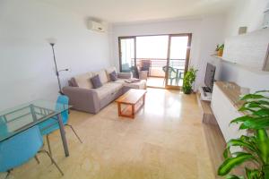Very lightful apartment. Incredible sea views. Big terrace, Swimming pool. AC. Very close to Alicante city center.