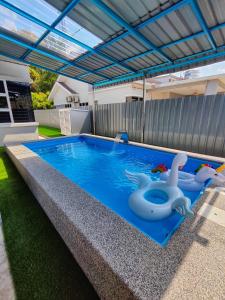 Homestay Temerloh with Private Pool Near Hospital 4 Bedroom 4 Aircond 10pax Free Wi-Fi Netflix