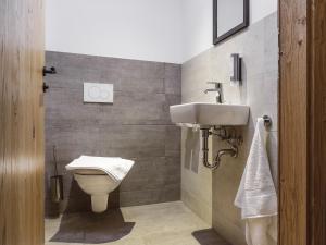 Deluxe One-Bedroom Apartment with Fireplace room in Valentin Design Apartments
