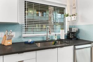 Poolside Studio w Rooftop Deck - Walk to Old Town