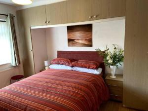 Quiet secluded two bedroom bungalow with parking