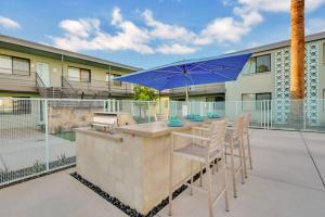 Micro Studio with balcony & pool view - Walk to OT
