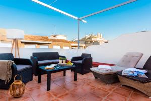 Four-Bedroom Apartment with Terrace room in Genteel Home Ático Gran Capitán