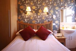 Small Double Room - Second Floor - Room 8 room in Brentwood Guest House