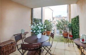 Appartements Awesome apartment in Orange with WiFi and 2 Bedrooms : photos des chambres