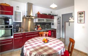 Appartements Awesome apartment in Orange with WiFi and 2 Bedrooms : photos des chambres