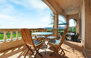 Maisons de vacances Stunning home in Mandelieu-la-Napoule with 5 Bedrooms, WiFi and Outdoor swimming pool : photos des chambres