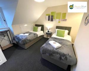 3 Bedroom 2 Bath House By Passionfruitproperties Close To Coventry City Centre - Free Wi-Fi, Driveway And Garden - 8RWC