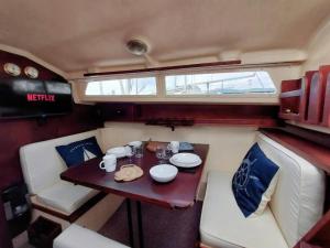 Bateaux-hotels Voilier Sunbeam Yachts 27,5 a quai au Grand Port Aix les Bains : photos des chambres