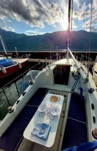 Bateaux-hotels Voilier Sunbeam Yachts 27,5 a quai au Grand Port Aix les Bains : photos des chambres