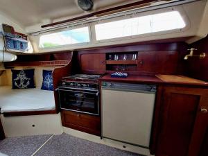 Bateaux-hotels Voilier Sunbeam Yachts 27,5 a quai au Grand Port Aix les Bains : photos des chambres