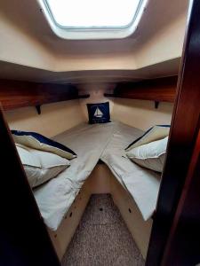 Bateaux-hotels Voilier Sunbeam Yachts 27,5 a quai au Grand Port Aix les Bains : photos des chambres