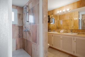 luxurious frontline penthouse in puerto banus
