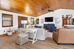 Wolf Bay House
