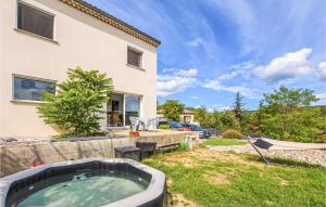 Maisons de vacances Beautiful Home In Lussas With Kitchen : photos des chambres