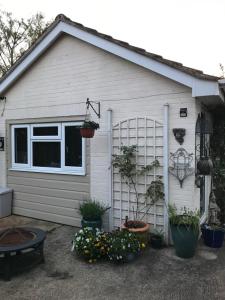 Annexe in lymington with private use of hot tub