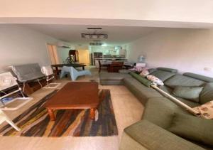 شاليه 3 غرف قريه بلومار الدوم عائلات للإقامة يطلب موافقه امنيه قبل 48 ساعه من الاقامه - توجد مصاريف لبوابة القرية - استهلاك الكهرباء على الع