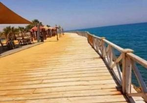 شاليه 3 غرف قريه بلومار الدوم عائلات للإقامة يطلب موافقه امنيه قبل 48 ساعه من الاقامه - توجد مصاريف لبوابة القرية - استهلاك الكهرباء على الع